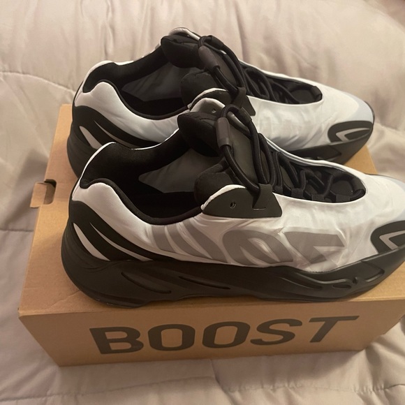 adidas gazelle silver green womens Adidas Yeezy Boost 700 MNVN Metallic